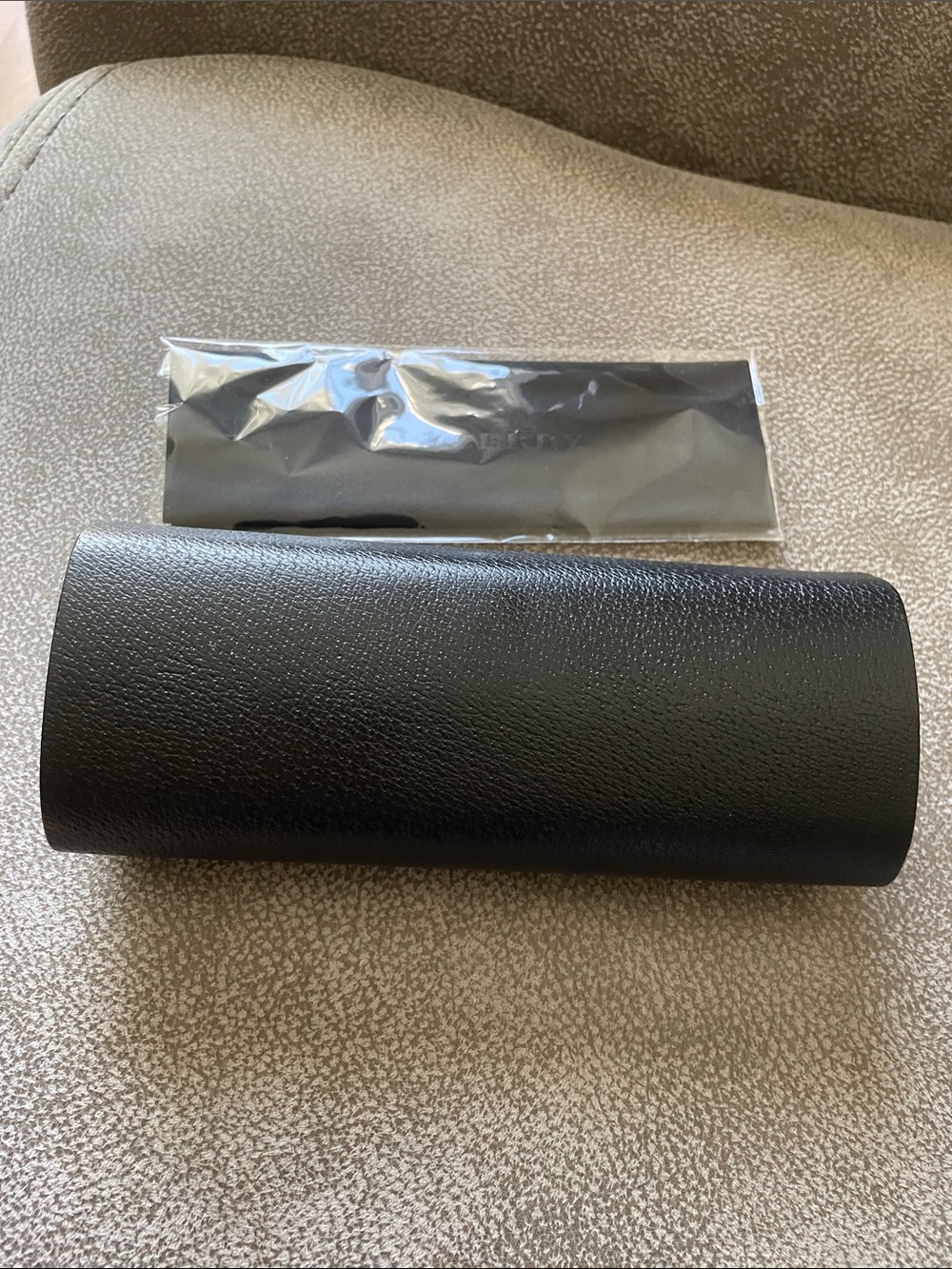 Burberry sunglasses leather case - Picture 4 of 4